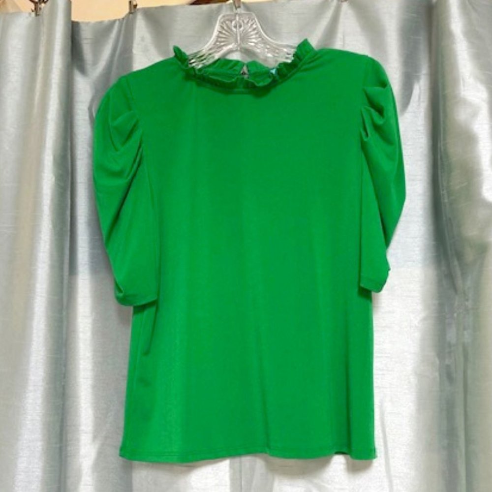 CeCe Kelly Green Ruffle Neck Blouse size medium